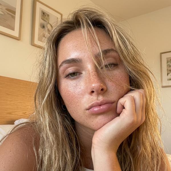 Мечтательный крупный план селфи-портрета в спальне